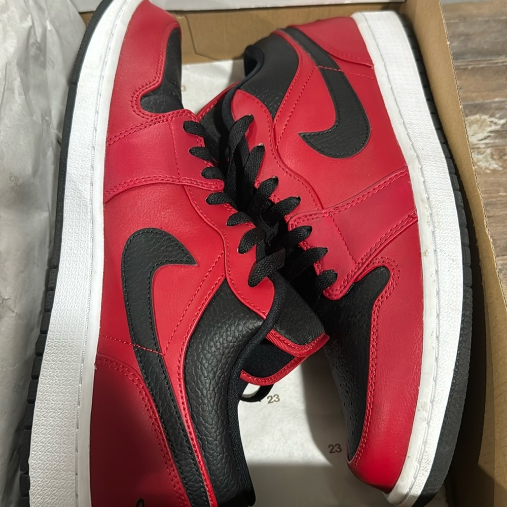 Jordan 1 Low
Reverse Bred Pebbled Swoosh